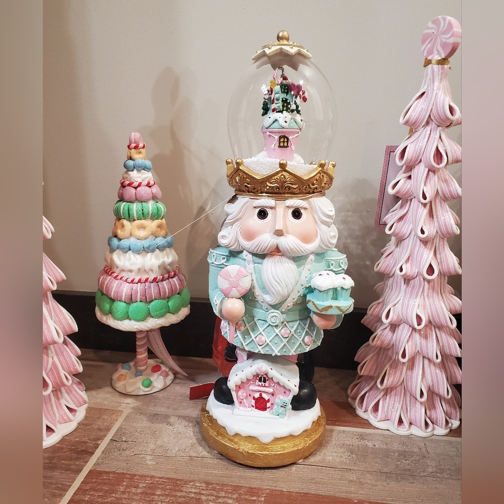 Gorgeous Musical Candyland Nutcracker-NWT